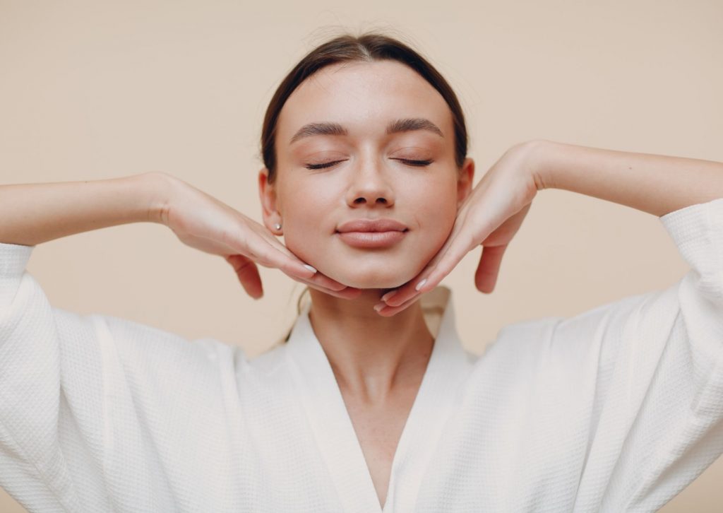 massage visage contre acne